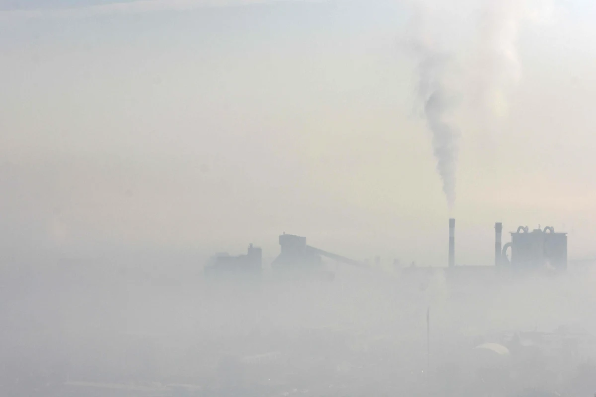 Fatalna jakość powietrza w południowej Polsce. Rządowe Centrum Bezpieczeństwa wydało alert dla 8 województw, specjaliści odradzają aktywność na zewnątrz. Polskie miasta pod względem złej jakości powietrza dorównują dziś metropoliom z Indii, Pakistanu czy Chin.