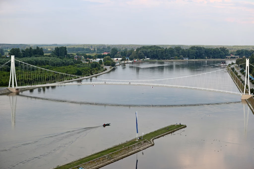 Rzeka Drawa przepływa przez Osijek. Stanowi dopływ Dunaju