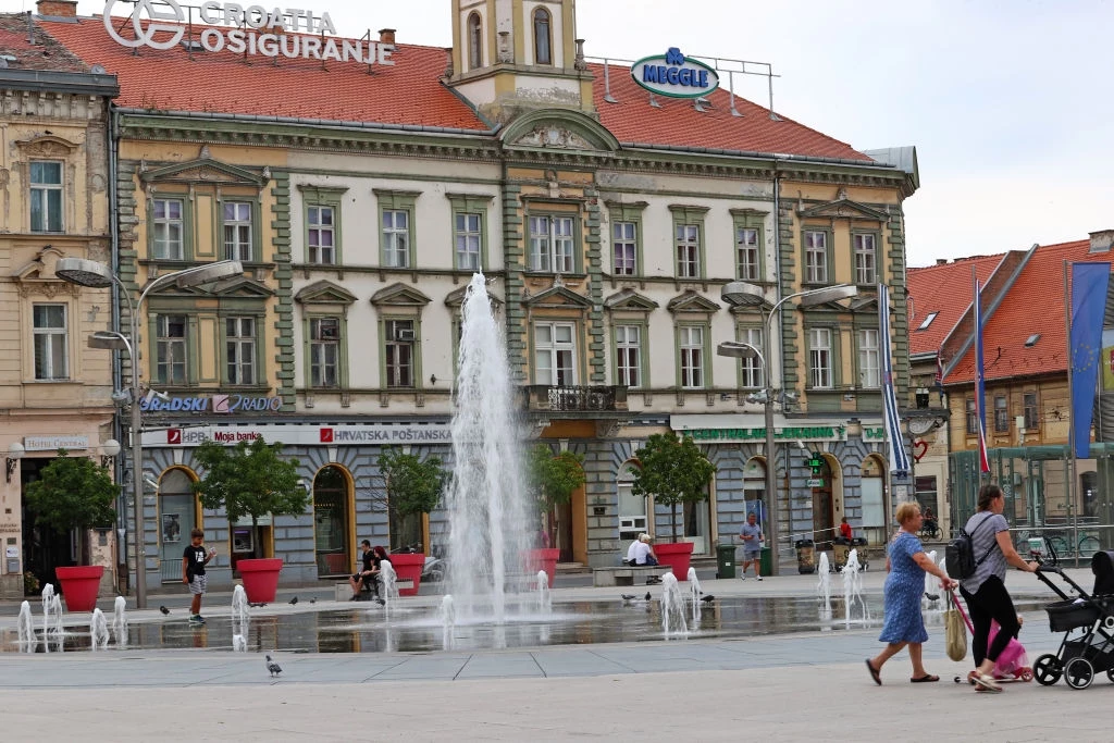 Centrum Osijeku stanowią niewysokie kamienice, najwyżej dwupiętrowe