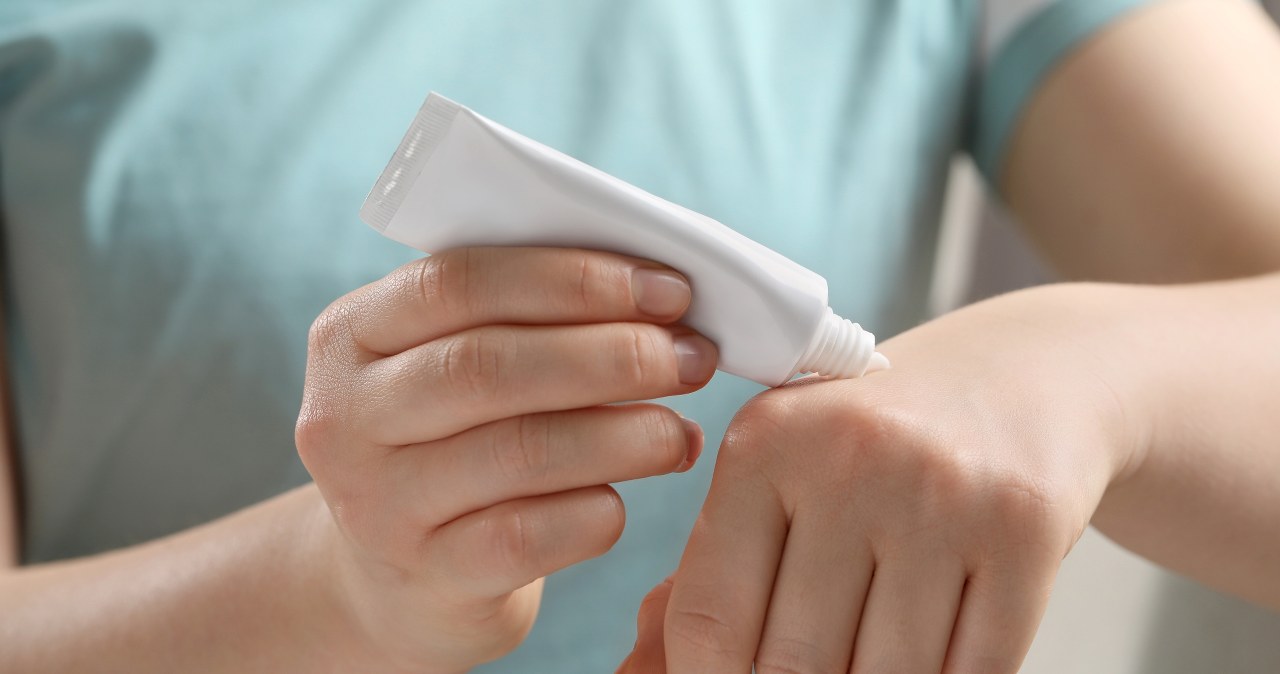 Nawilża, ujędrnia i wygładza zmarszczki. W aptece kupisz za kilkanaście złotych