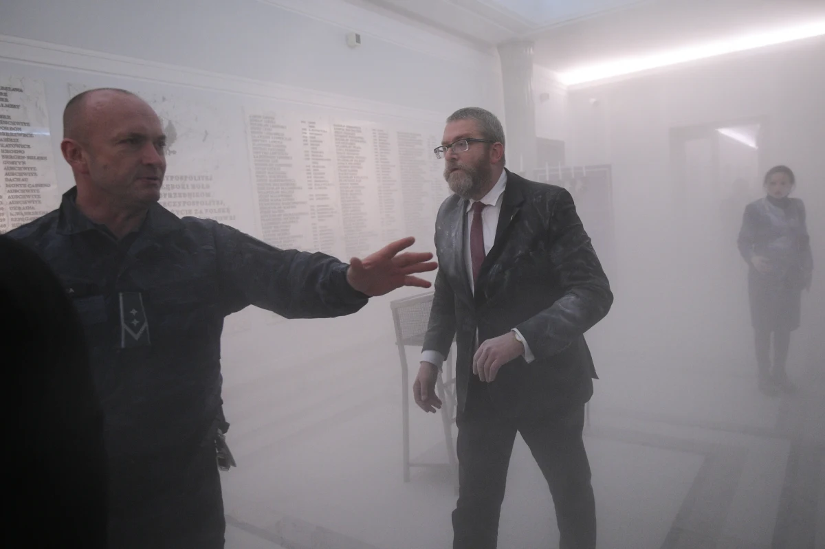 Jest wniosek do Sejmu o uchylenie immunitetu posła Konfederacji Grzegorza Brauna - dowiedział się reporter RMF FM Krzysztof Zasada. To pokłosie m.in. zgaszenia przez Brauna świec chanukowych zapalonych w budynku Sejmu.