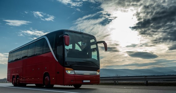 Za kilka dni pierwsi uczniowie rozpoczną ferie zimowe. Inspekcja Transportu Drogowego będzie sprawdzać stan kierowców i autokarów, którymi na zimowy wypoczynek będą jechać dzieci. Zaplanowane wyjazdy najlepiej zgłosić już teraz, żeby nie czekać w kolejce na przyjazd patrolu.