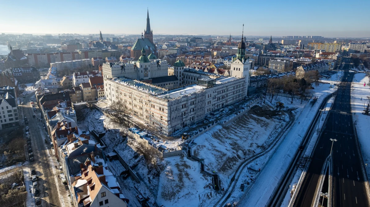 ​Osada, która dała początek Szczecinowi, istniała w miejscu Wzgórza Zamkowego już na przełomie VIII i IX wieku. Dowód na to przyniosła analiza kości zwierzęcych wydobytych nieopodal Wieży Zegarowej. 1