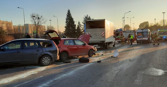 Cztery osoby zostały ranne w wypadku w Łodzi. Na Alei Włókniarzy zderzyło się kilka pojazdów, w tym karetka pogotowia.