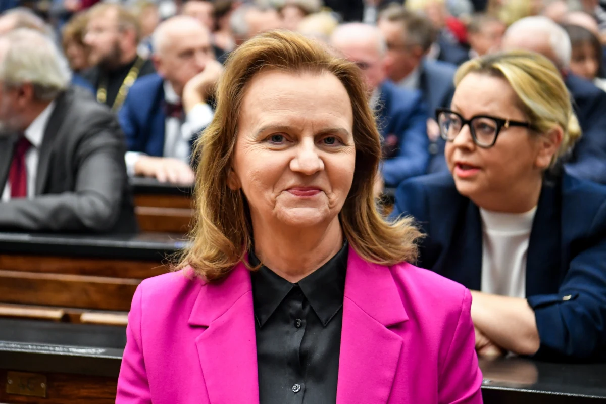 Premier Donald Tusk odwołał prezes Zakładu Ubezpieczeń Społecznych Gertrudę Uścińską - poinformowało w środę Centrum Informacyjne Rządu. Wniosek do premiera o odwołanie Uścińskiej złożyła we wtorek ministra rodziny, pracy i polityki społecznej Agnieszka Dziemianowicz-Bąk.