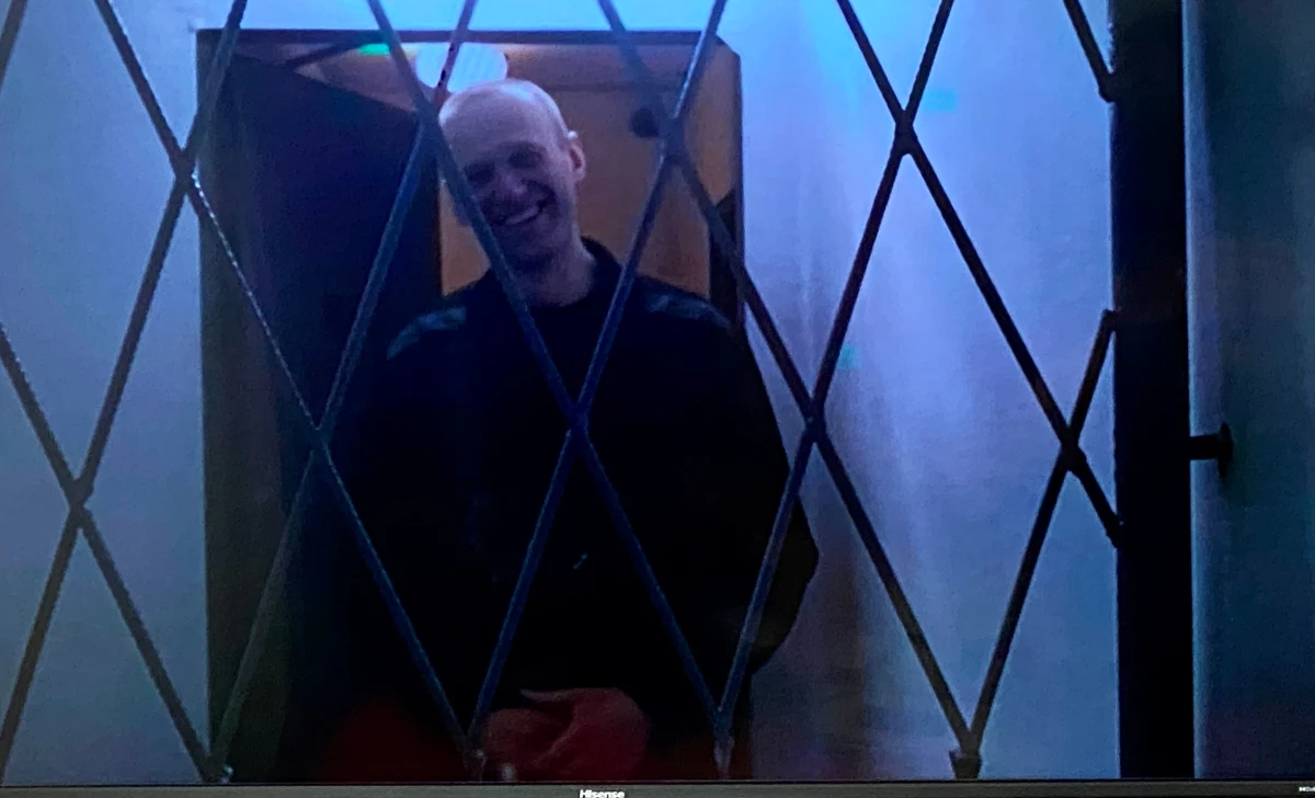 Aleksiej Nawalny, lider rosyjskiej opozycji, uczestniczył dzisiaj w posiedzeniu sądu w Koworowie. Rozprawa odbyła się za pośrednictwem łącza wideo. Było to pierwsze nagranie od 20 dni potwierdzające osadzenie polityka w kolonii karnej w Charpie, na dalekiej północy Rosji.