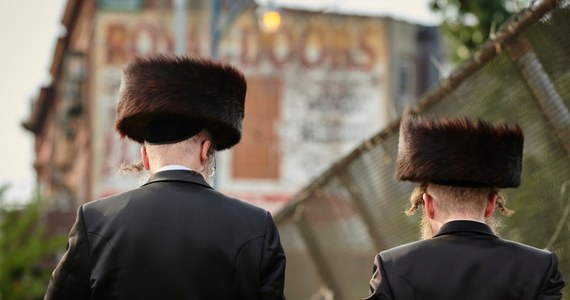 W nowojorskim Brooklynie odkryto podziemny tunel, prowadzący do synagogi chasydzkiej grupy Chabad-Lubawicz. Próba zacementowania przejścia doprowadziła do starć młodych żydowskich ekstremistów z policją. Aresztowano 9 osób - donosi Associated Press.