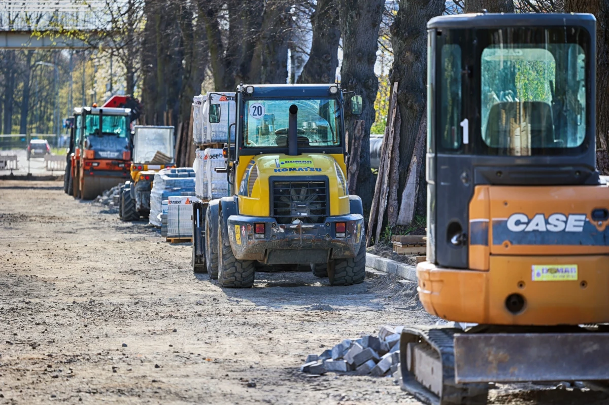 Wyremontowanych ma zostać ok. 1,2 km DW-986, na odcinku Ostrów-Ropczyce. W ramach inwestycji ma zostać wybudowany także most przez rzekę Wielopolkę - poinformował marszałek woj. podkarpackiego Władysław Ortyl. Koszt inwestycji to prawie 25 mln złotych. Projekt ma być gotowy pod koniec 2025 roku.