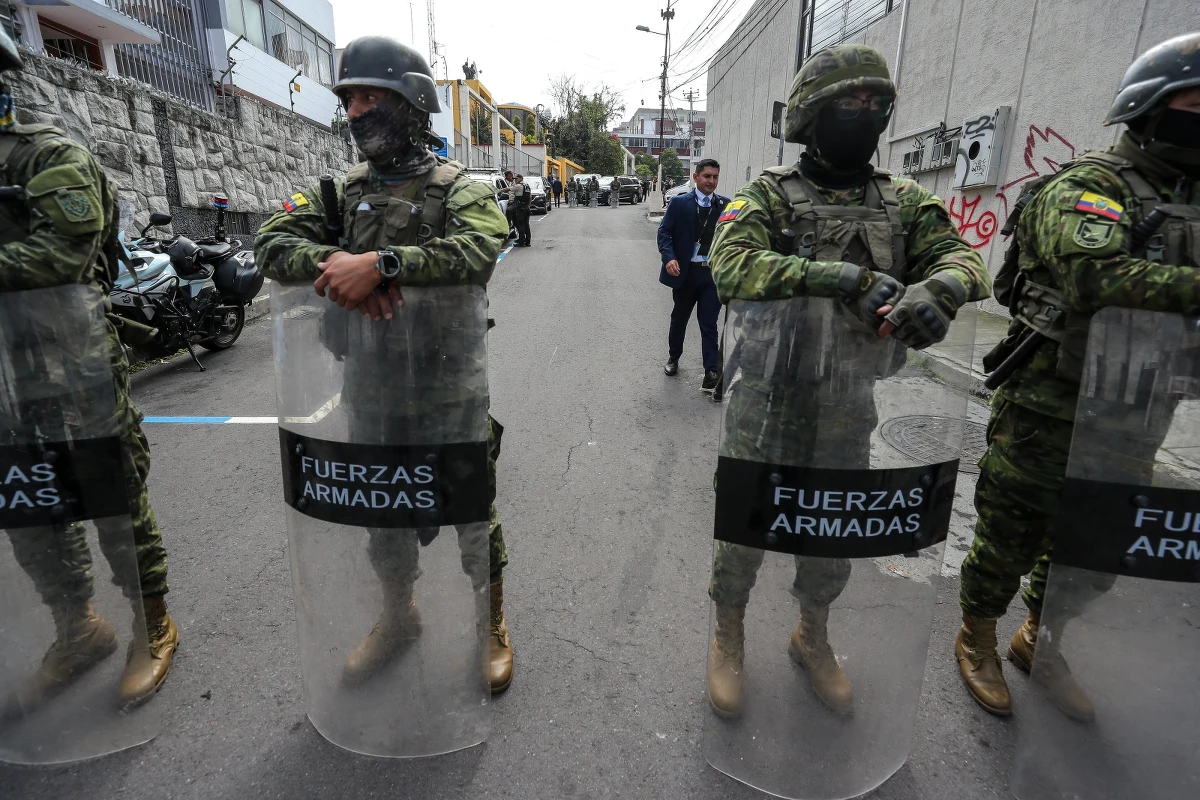 W ciągu ostatniej doby 10 osób zostało zabitych, 70 zatrzymanych, a 20 odbitych z rąk porywaczy w ramach wojny z gangami narkotykowymi. Wypowiedział ją we wtorek prezydent Ekwadoru Daniel Noboa w reakcji na zamieszki w więzieniach.
