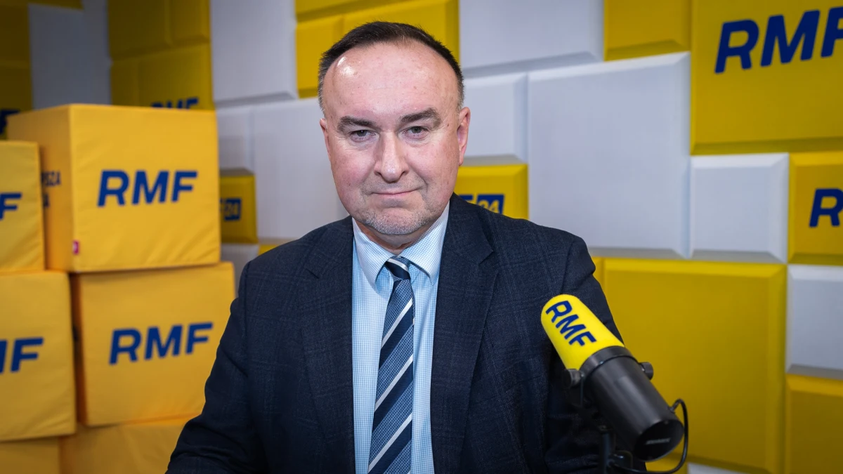 „Zgadzam się, że ta sytuacja, ten klincz jest niewłaściwą sytuacją, niebezpieczną i groźną dla państwa polskiego, ponieważ stoimy wobec realnych zagrożeń zewnętrznych, toczy się wojna” - tak o ostatniej napiętej sytuacji politycznej w kraju, sporach na linii koalicja rządząca - opozycja mówił w Rozmowie o 7:00 w RMF FM i internetowym Radiu RMF24 Michał Kobosko. Zapowiedział też, że wkrótce zostanie pokazany projekt ustawy ws. Krajowej Rady Sądownictwa.