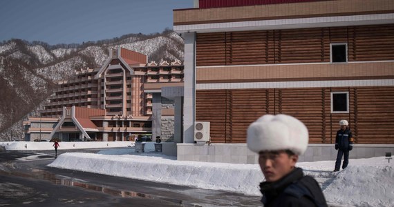 Władze Kraju Nadmorskiego, regionu na Dalekim Wschodzie Rosji, zachęcają mieszkańców do wyjazdów turystycznych do Korei Północnej, na przykład do ośrodka narciarskiego Masikryong zbudowanego na polecenie Kim Dzong Una - podał w środę portal The Moscow Times.