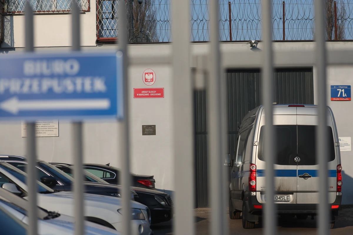 Zatrzymany i aresztowany przez policję Maciej Wąsik również rozpoczął protest głodowy - przekazała w Telewizji Republika żona polityka, Roma Wąsik. Wcześniej, również w środę, rozpoczęcie tej formy protestu zapowiedział Mariusz Kamiński.