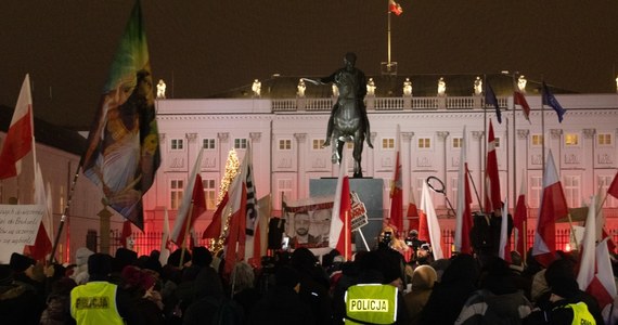 Ponad sto osób zgromadziło się w środowy wieczór przed Pałacem Prezydenckim w Warszawie - w proteście przeciwko zatrzymaniu Mariusza Kamińskiego i Macieja Wąsika. Byli tam także ludzie popierający decyzję o uwięzieniu polityków PiS.