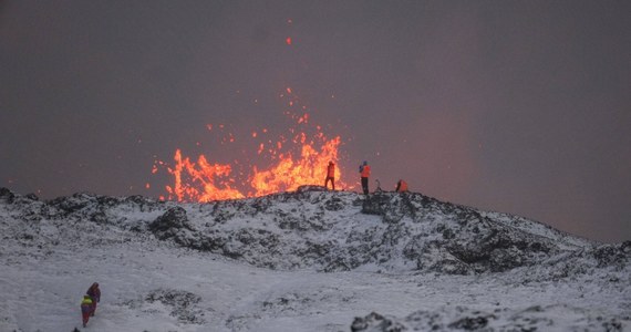 Na islandzkim półwyspie Reykjanes w mieście Grindavík, gdzie jesienią miała miejsce aktywność wulkaniczna, do powstałej w ziemi szczeliny wpadł robotnik usuwający zniszczenia. Trwa akcja ratunkowa.