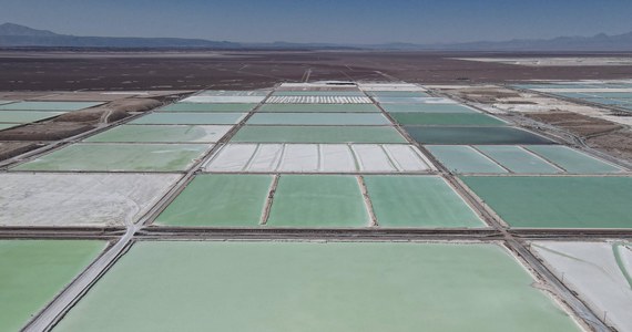 Kilkuset demonstrantów blokowało w środę dostęp do solniska Salar de Atacama, gdzie znajdują się największe udokumentowane złoża litu na świecie – informuje agencja Reutera. Surowiec wydobywają w tym miejscu chilijska firma SQM i amerykańska Albemarle. 