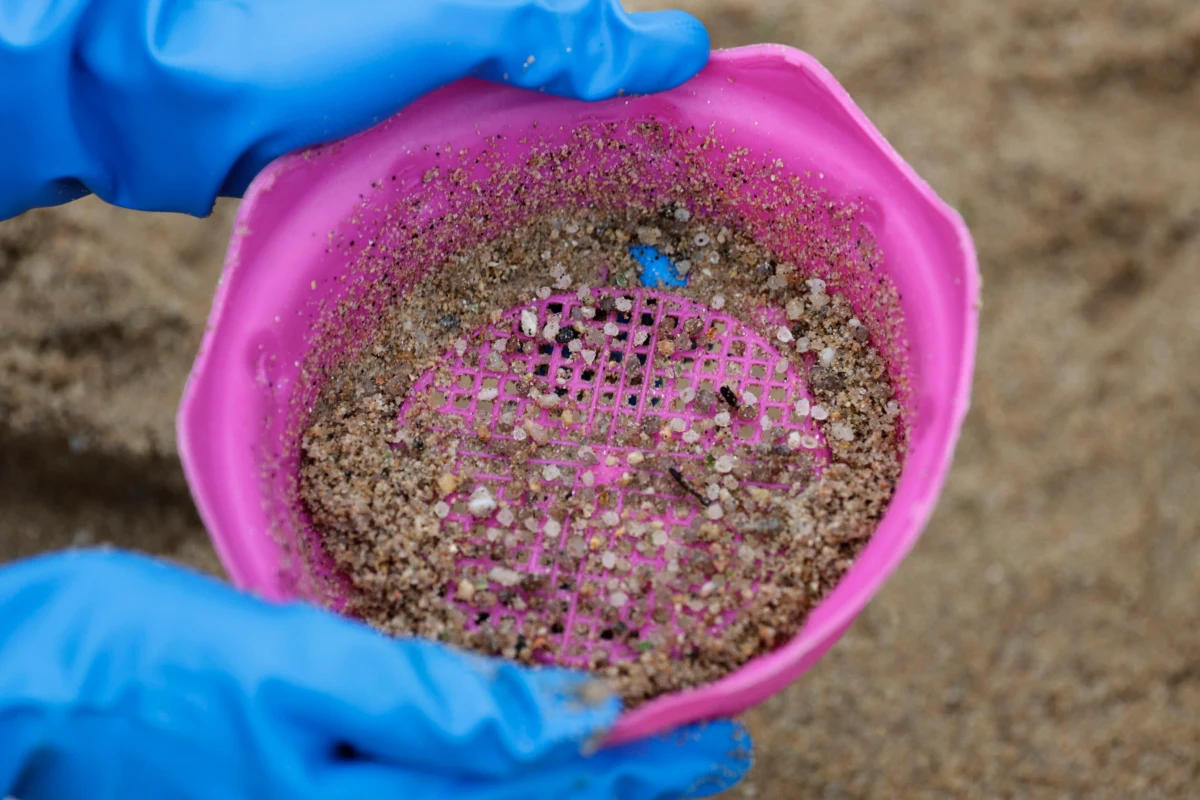 Morze wyrzuciło na plaże północnej Hiszpanii miliony maleńkich plastikowych granulek. Władze podejrzewają, że pochodzą z kontenera statku. Po ich apelu mieszkańcy Galicji i Asturii włączyli się w akcję oczyszczania wybrzeża. 