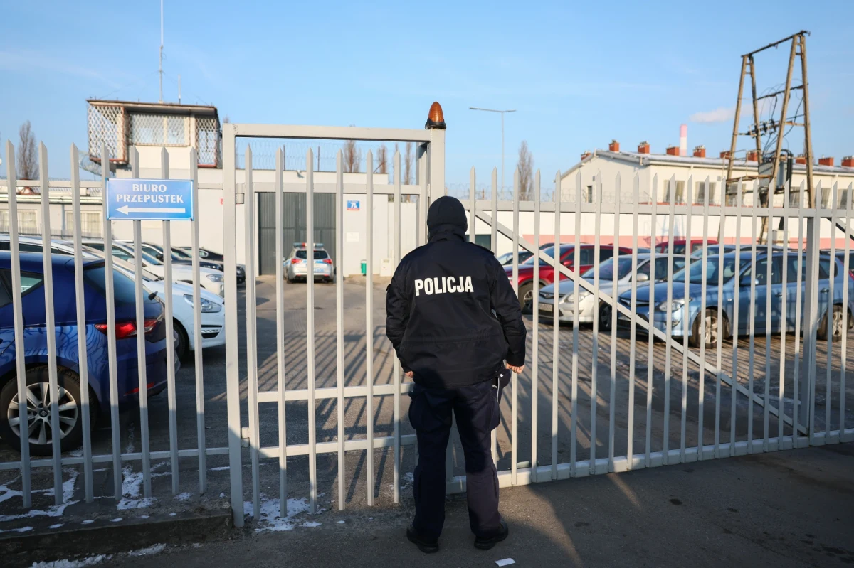 Mariusz Kamiński i Maciej Wąsik wciąż są w celach przejściowych. Politycy PiS prawomocnie skazani na dwa lata więzienia za nadużycie władzy w aferze gruntowej od przedwczoraj siedzą w areszcie śledczym na warszawskim Grochowie. 