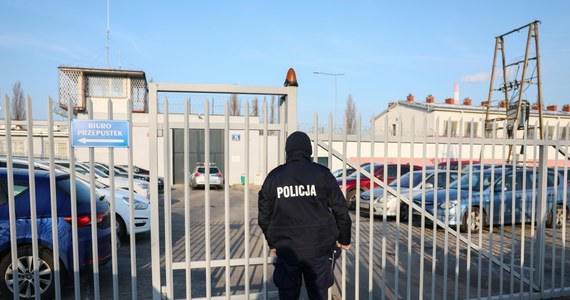 Mariusz Kamiński i Maciej Wąsik wciąż są w celach przejściowych. Politycy PiS prawomocnie skazani na dwa lata więzienia za nadużycie władzy w aferze gruntowej od przedwczoraj siedzą w areszcie śledczym na warszawskim Grochowie. 