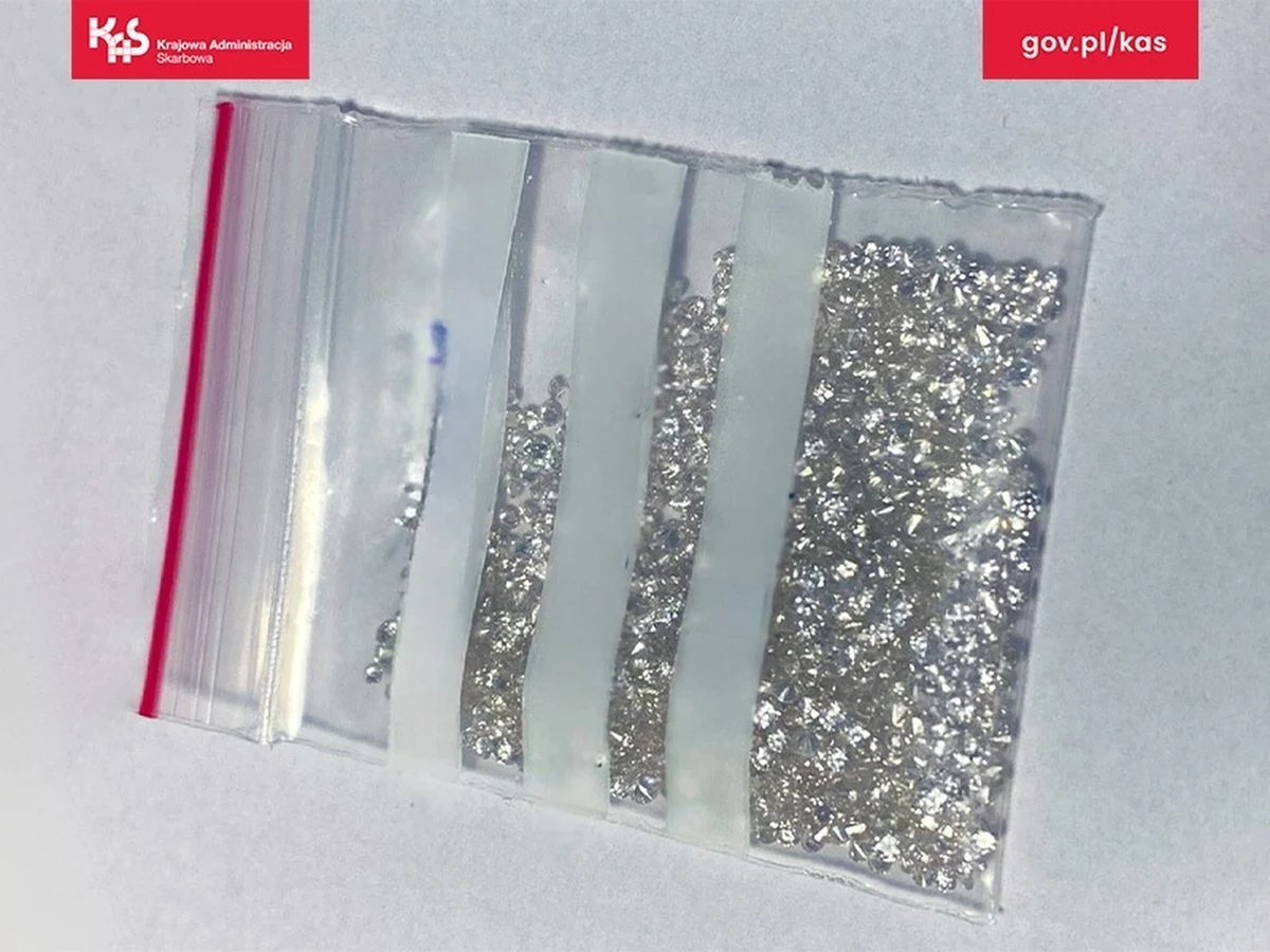 Funkcjonariusze mazowieckiej Krajowej Administracji Skarbowej udaremnili przemyt diamentów. Podróżna z Armenii miała je w bagażu podręcznym. Wartość rynkowa kamieni to ponad 1,5 mln zł.