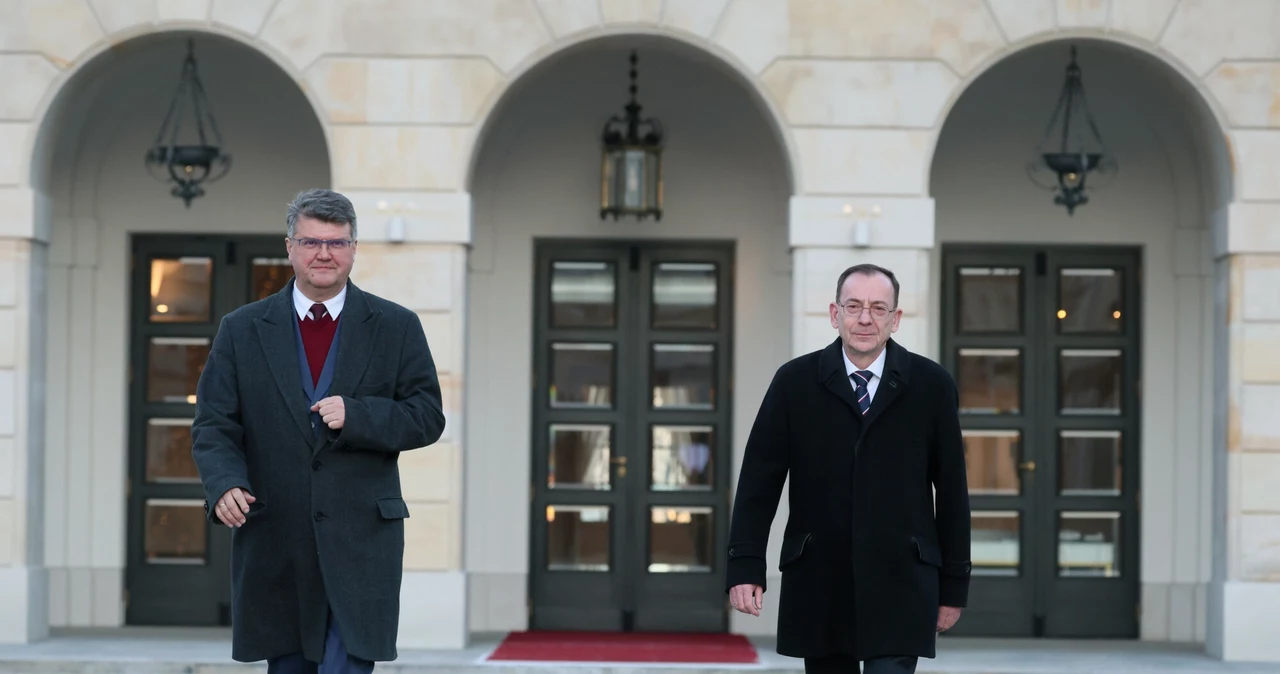 Maciej Wąsik i Mariusz Kamiński jeszcze na wolności, idąc na briefing prasowy przed Pałacem Prezydenckim