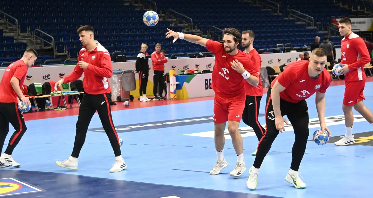 Od meczu z Norwegią reprezentacja Polski piłkarzy ręcznych rozpocznie dziś rywalizację w mistrzostwach Europy w Niemczech. Będzie to 53. mecz obu drużyn. Bilans jest korzystny dla podopiecznych Marcina Lijewskiego, którzy odnieśli 24 zwycięstwa, 21 razy przegrali, a siedmiokrotnie zremisowali. Początek spotkania o godz. 20:30.