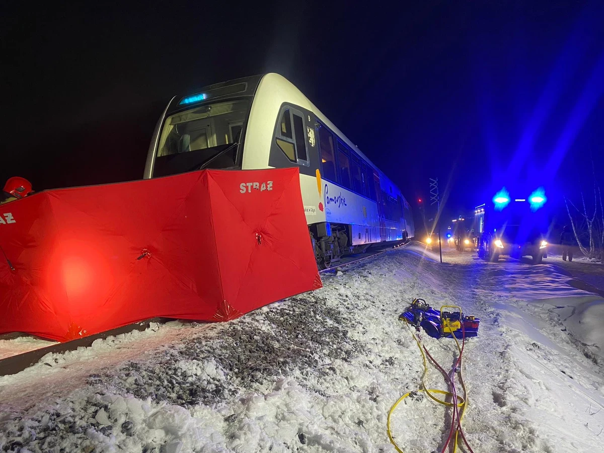 31-letnia kobieta zginęła w wypadku, do którego doszło w środę w godzinach wieczornych na niestrzeżonym przejeździe kolejowym w Mezowie w powiecie kartuskim (Pomorskie). Trwa wyjaśnianie okoliczności zdarzenia.