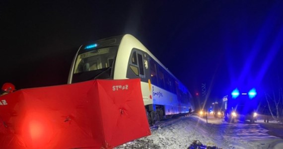 31-letnia kobieta zginęła w wypadku, do którego doszło w środę w godzinach wieczornych na niestrzeżonym przejeździe kolejowym w Mezowie w powiecie kartuskim (Pomorskie). Trwa wyjaśnianie okoliczności zdarzenia.