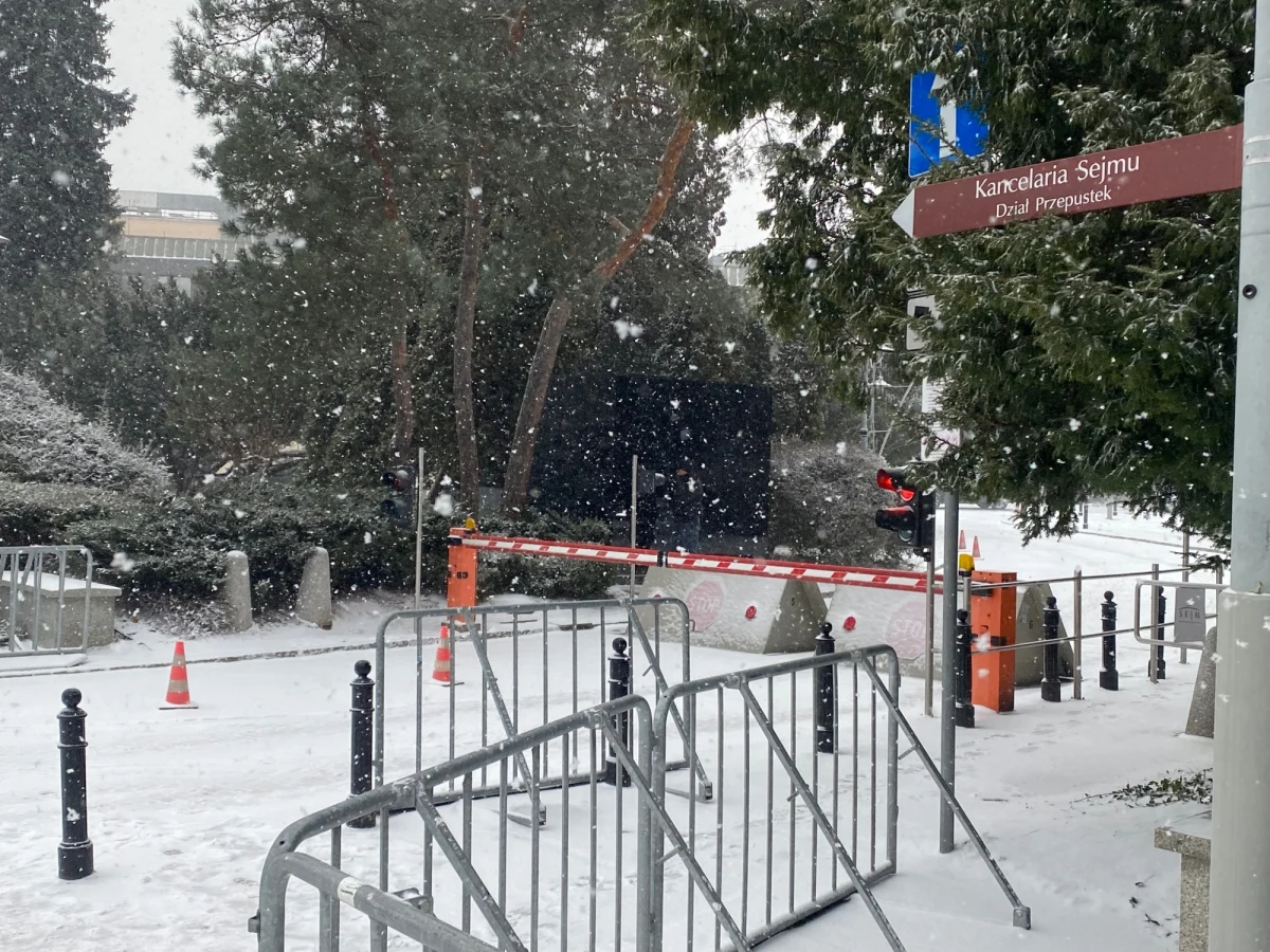 Policyjne patrole, zamknięte ulice i... barierki, które wróciły przed budynek Sejmu na Wiejskie w Warszawie. Tak teraz wygląda otoczenie polskiego parlamentu. Ma to związek z planowanymi na dziś manifestacjami w centrum stolicy. 