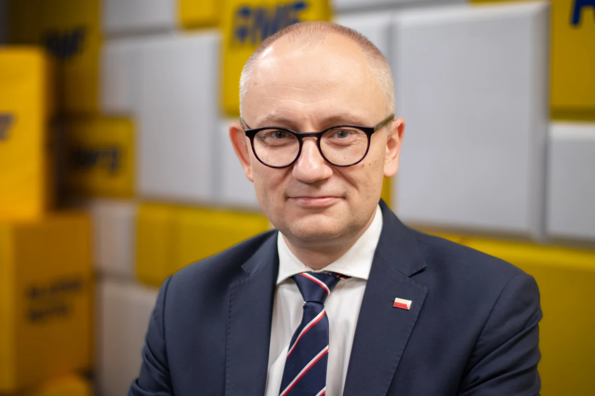 "Nie mam żadnych wątpliwości, że z pełną premedytacją została wybrana przez kierownictwo MSWiA godzina tej specjalnej, siłowej akcji, polegającej na zatrzymaniu posłów na Sejm" - mówił w Rozmowie w południe w RMF FM i Radiu RMF24 Błażej Poboży, odnosząc się do wtorkowego zatrzymania w Pałacu Prezydenckim Mariusza Kamińskiego i Macieja Wąsika. Doradca prezydenta Andrzeja Dudy ujawnił ponadto, kiedy otrzymał pismo z informacją o proteście głodowym Mariusza Kamińskiego.