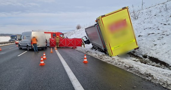 Kierowcy jadący obwodnicą Krakowa w stronę Katowic musieli przed południem liczyć się ze sporymi utrudnieniami. Przed bramkami w Balicach ciężarówka zjechała z drogi i wpadła do rowu. Na miejscu lądował śmigłowiec LPR.