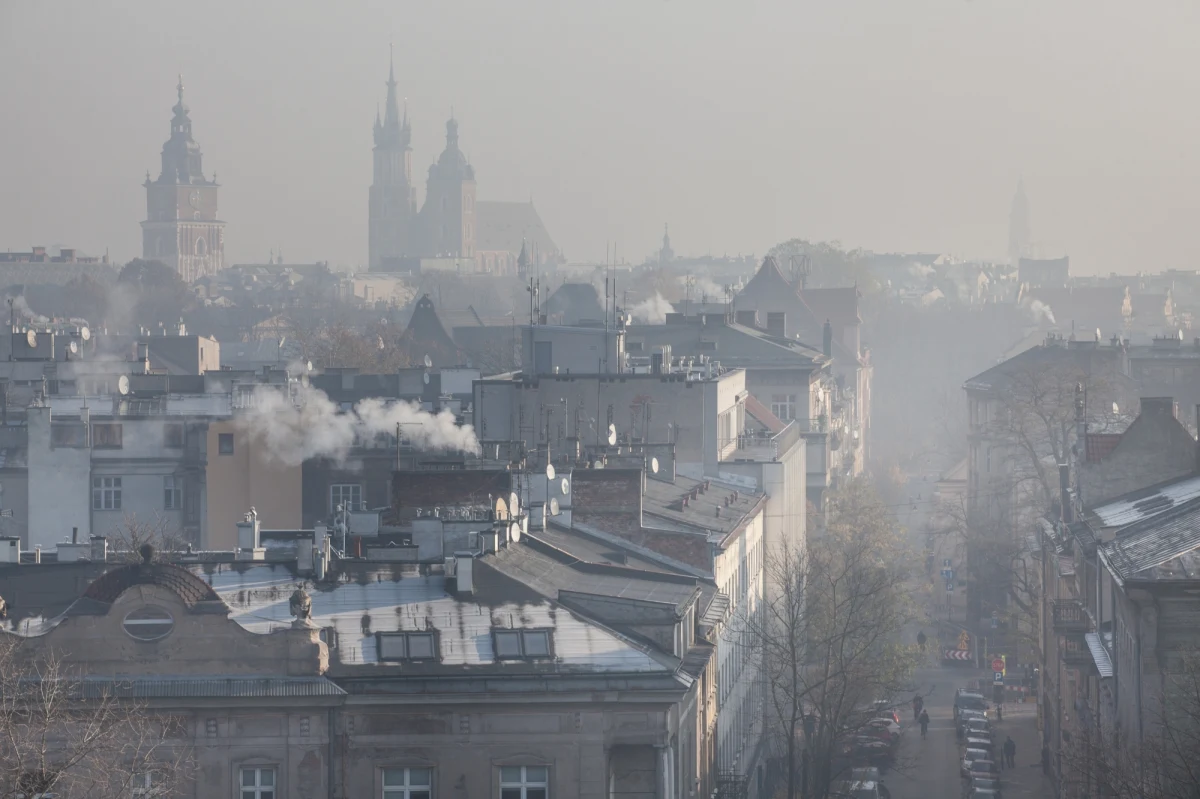 Rządowe Centrum Bezpieczeństwa ostrzegło przed złą jakością powietrza w sześciu województwach. Przypomniało też, żeby zrezygnować z aktywności na zewnątrz.