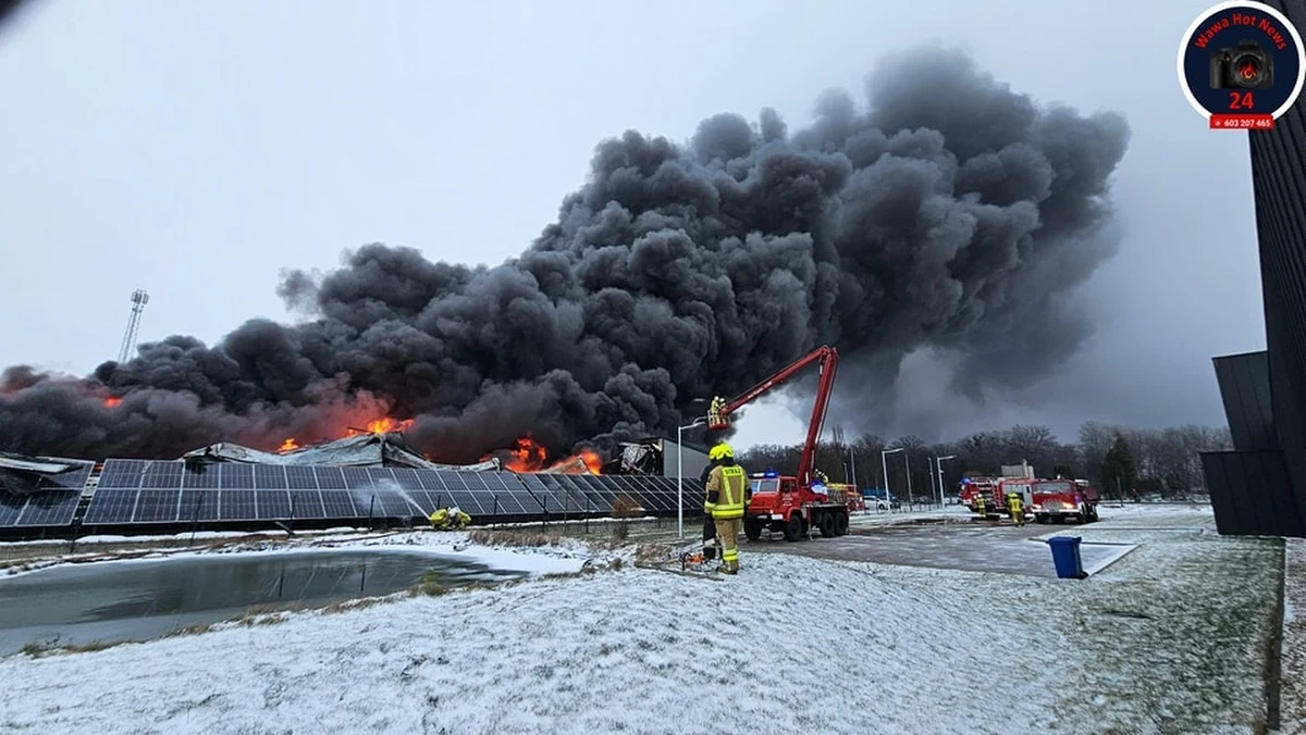 Ogromny pożar hali z produktami chemicznymi w Ołtarzewie (gm. Ożarów Mazowiecki) został ugaszony po całodniowej akcji. Jedna osoba nie żyje – poinformowała oficer prasowa Mazowieckiego Komendanta Wojewódzkiego PSP mł. kpt. Katarzyna Urbanowska.