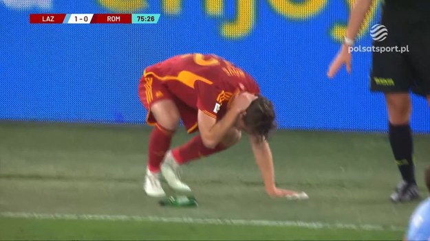 Do skandalicznego wydarzenia doszło podczas meczu Lazio - AS Roma w ćwierćfinale Pucharu Włoch. Schodzący z boiska w 76. minucie Edoardo Bove z "Giallorossich" został trafiony rzuconą z trybun butelką piwa!

