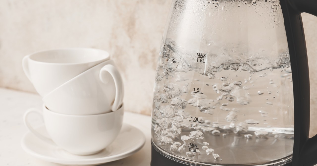 Używasz czajnika codziennie? Wystarczy ten trik, by rachunki spadły