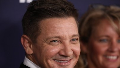 Jeremy Renner rok po dramatycznym wypadku wrócił na plan