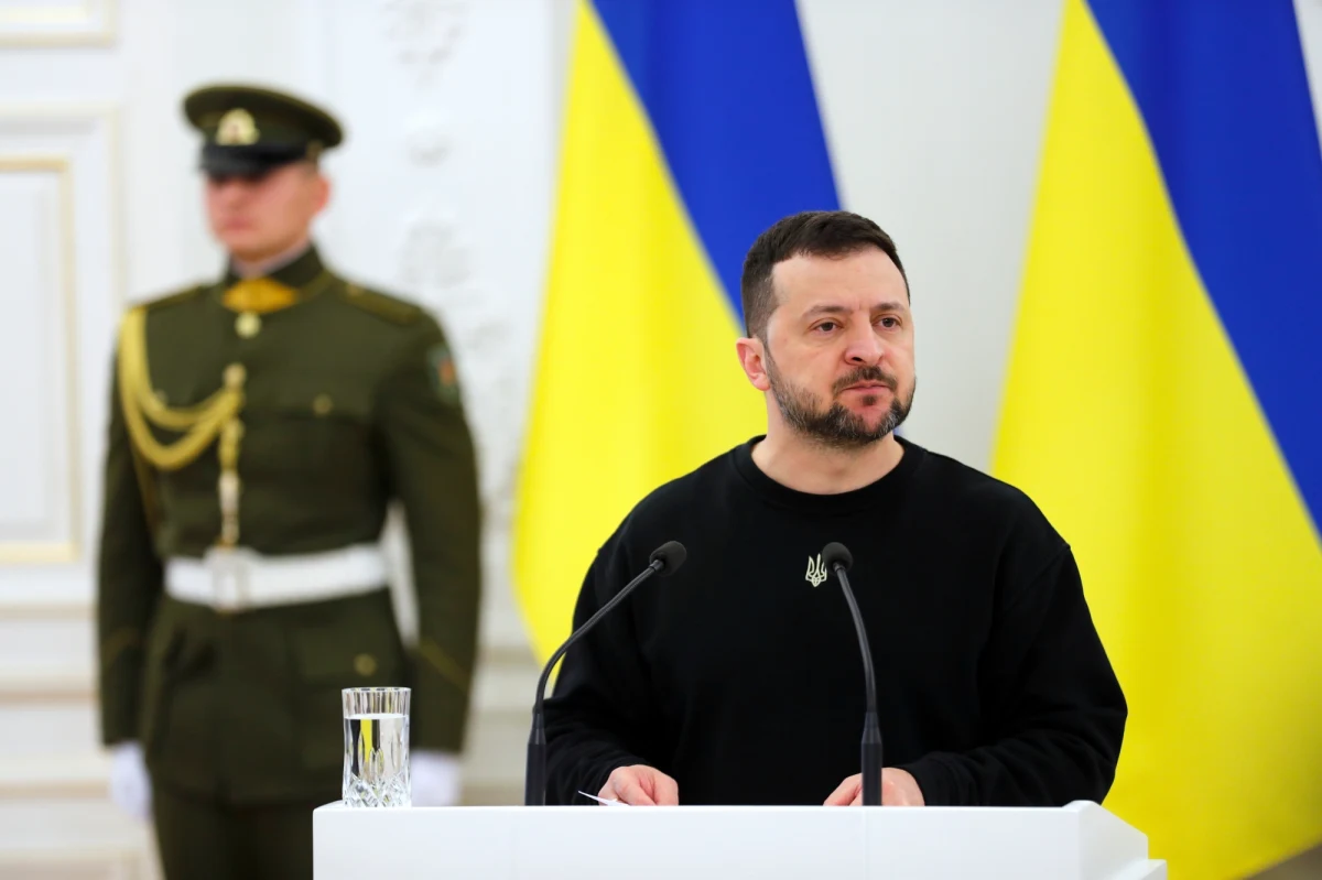 "Mężczyźni w wieku podlegającym mobilizacji powinni być na Ukrainie i pomagać państwu" - stwierdził w czwartek w Tallinie prezydent Ukrainy Wołodymyr Zełenski, biorąc udział we wspólnej konferencji prasowej z premier Estonii. Zełenski przyznał, że omawiał kwestię repatriacji mężczyzn z Ukrainy w wieku poborowym z Kają Kallas.