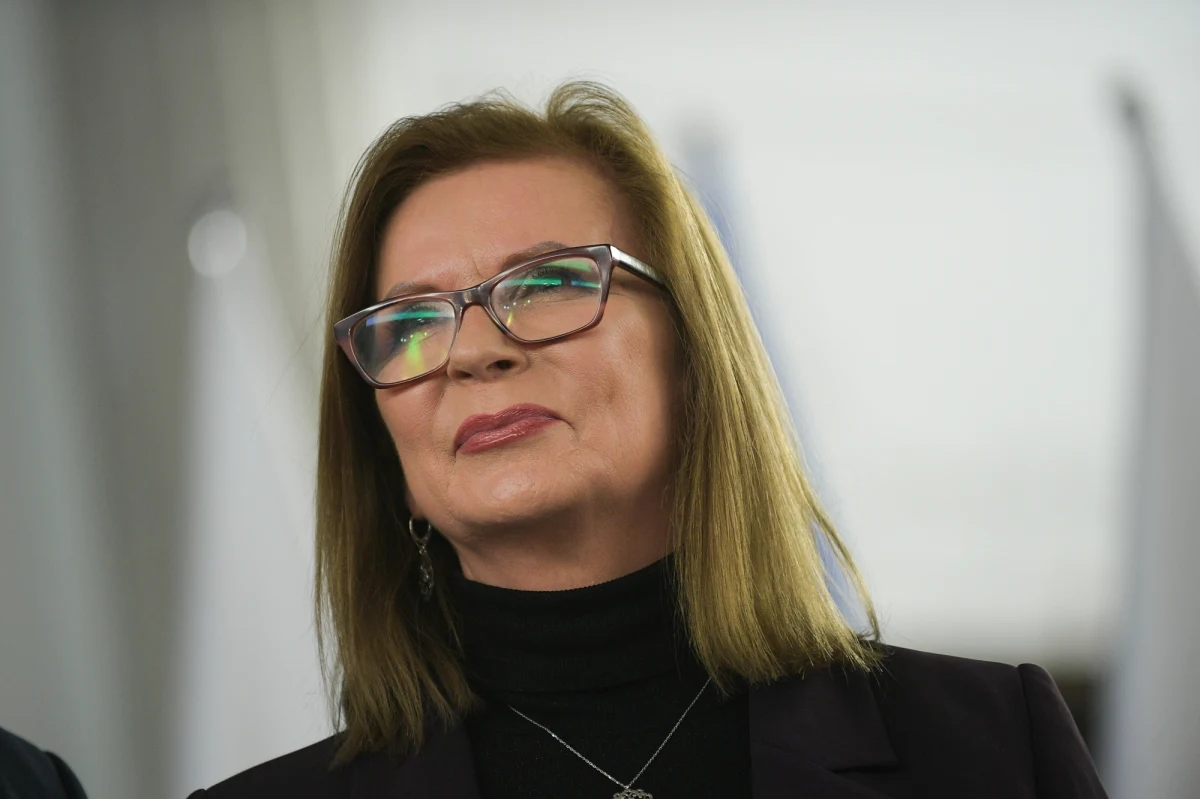 Politycy PiS: Małgorzata Gosiewska, Łukasz Schreiber oraz Anna Fotyga zostali w czwartek odwołani przez szefa MON z rad społecznych wojskowych szpitali i przychodni w Warszawie, Bydgoszczy i Gdańsku. Wcześniej funkcję w radzie społecznej krakowskiego szpitala straciła Beata Szydło.