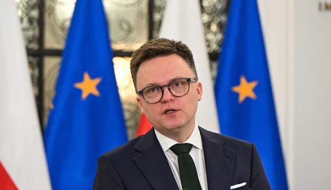 Barierki wróciły przed Sejm. Hołownia wyjaśnia dlaczego