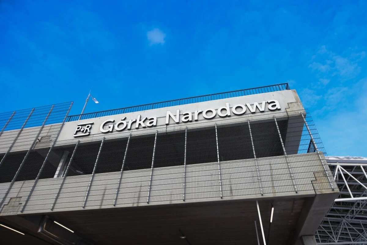 465 miejsc na dwóch poziomach będą mieć do dyspozycji kierowcy na nowym parkingu P+R Górka Narodowa. Jak zapowiada Urząd Miasta zostanie on udostępnionym mieszkańcom w piątek po południu.       