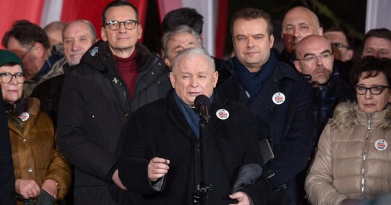 Musimy tę wielką bitwę o Polskę suwerenną, niepodległą, mającą wielkie szanse, wygrać; musimy zwyciężyć, obronić Polskę; a jeśli mamy wygrać, to musimy zmienić tę władzę - mówił lider PiS Jarosław Kaczyński na "Proteście Wolnych Polaków" w Warszawie.