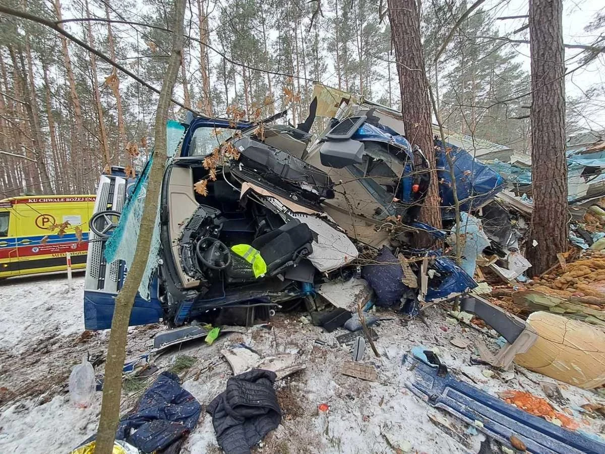 46-letni kierowca ciężarówki zginął w wypadku na drodze wojewódzkiej numer 870 w Dobrej na Podkarpaciu. Na łuku drogi auto wjechało do rowu i roztrzaskało się o drzewo.    