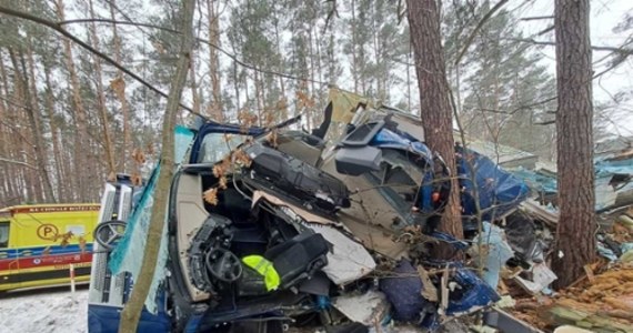 46-letni kierowca ciężarówki zginął w wypadku na drodze wojewódzkiej numer 870 w Dobrej na Podkarpaciu. Na łuku drogi auto wjechało do rowu i roztrzaskało się o drzewo.    