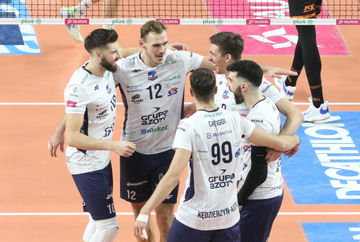 Siatkarze Grupy Azoty Zaksy Kędzierzyn-Koźle przegrali na wyjeździe z greckim Olympiakosem Pireus 0:3 (18:25, 19:25, 22:25) w swoim piątym meczu grupy A Ligi Mistrzów. Kędzierzynianie w trzech poprzednich sezonach triumfowali w tych rozgrywkach.