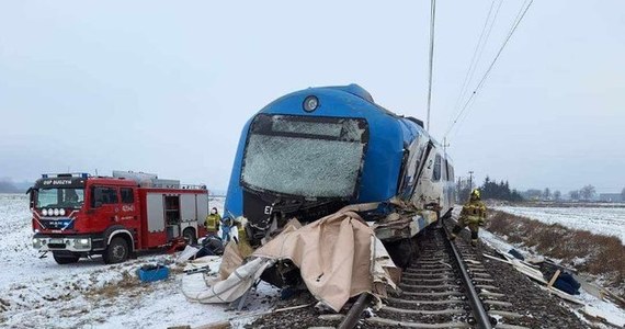 W czwartkowe popołudnie przywrócono ruch na trasie kolejowej pomiędzy Poznaniem a Piłą w Wielkopolsce. W środę nieopodal Budzynia, w wyniku zderzenia ciężarówki i pociągu zginęła jedna osoba, a trzy zostały ranne.