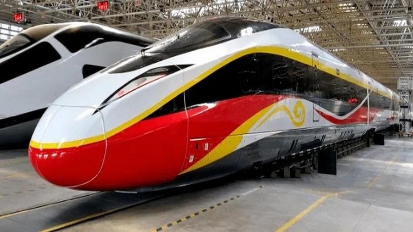 Chiny testują pociąg CR450, który rozpędzi się do 450 km/h. Na torach ma pojawić się już za dwa lata i skrócić czas przejazdu pomiędzy największymi metropoliami o nawet 30 procent.