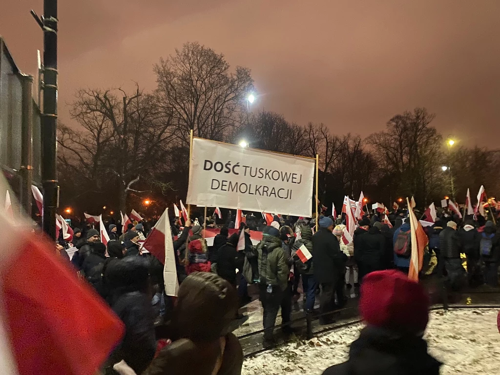 Demonstranci mieli wiele transparentów. Większość z uderzała w samego Donalda Tuska