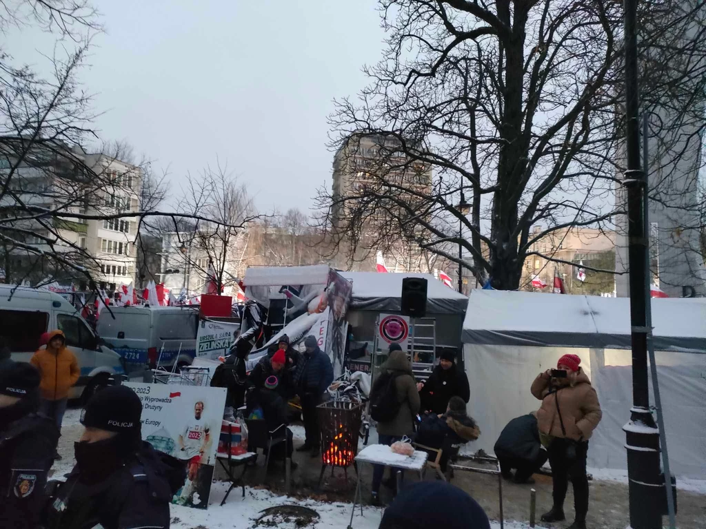 Zwolennicy obozu władzy w "Miasteczku Wolności" przy ul. Jana Matejki. Wśród nich była "babcia Kasia" (w czapce z paskami)