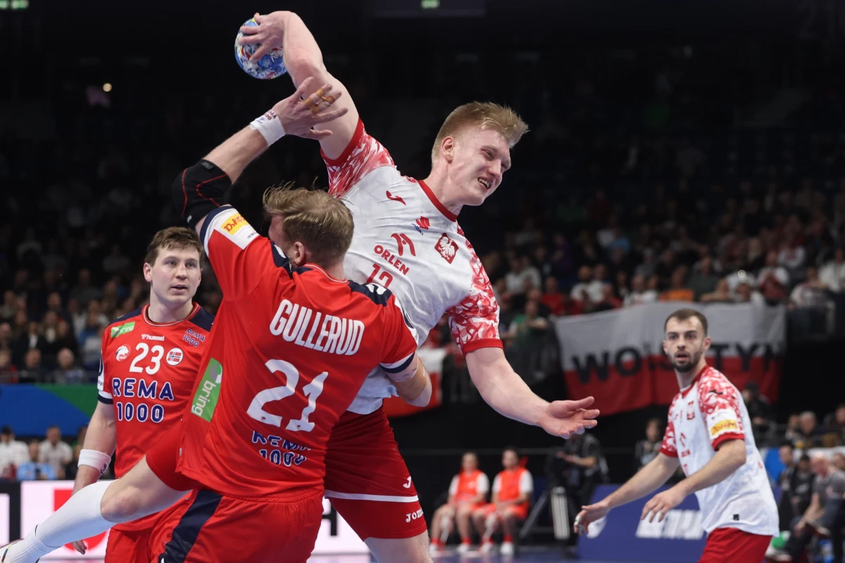 Reprezentacja Polski piłkarzy ręcznych słabo rozpoczęła rywalizację w mistrzostwach Europy w Niemczech. "Biało-Czerwoni" przegrali z Norwegią 21:32 (10:15).