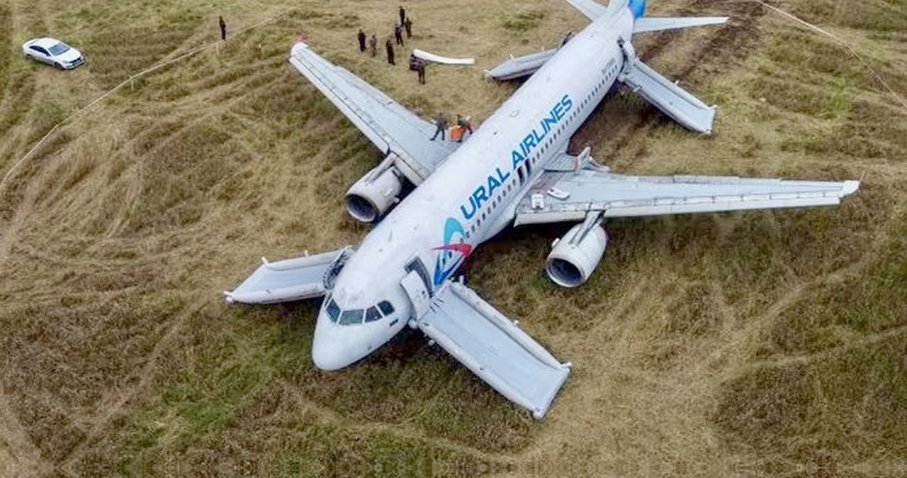 Władze Rosji w końcu podjęły decyzję w sprawie przyszłości samolotu, który we wrześniu lądował awaryjnie w polu i do dziś tam stoi.