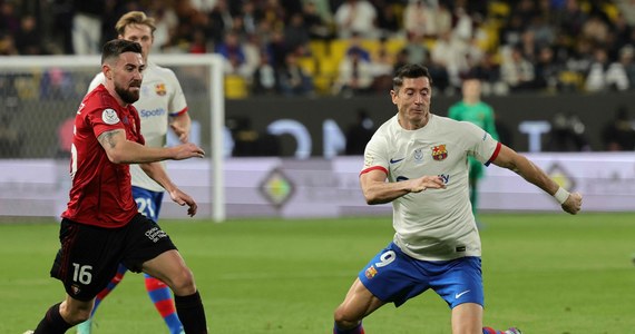 Robert Lewandowski strzelił gola dla Barcelony, która pokonała Osasunę Pampeluna 2:0 w półfinale turnieju o Superpuchar Hiszpanii. W niedzielnym finale imprezy rozgrywanej w Rijadzie Katalończycy zmierzą się z odwiecznym rywalem - Realem Madryt.